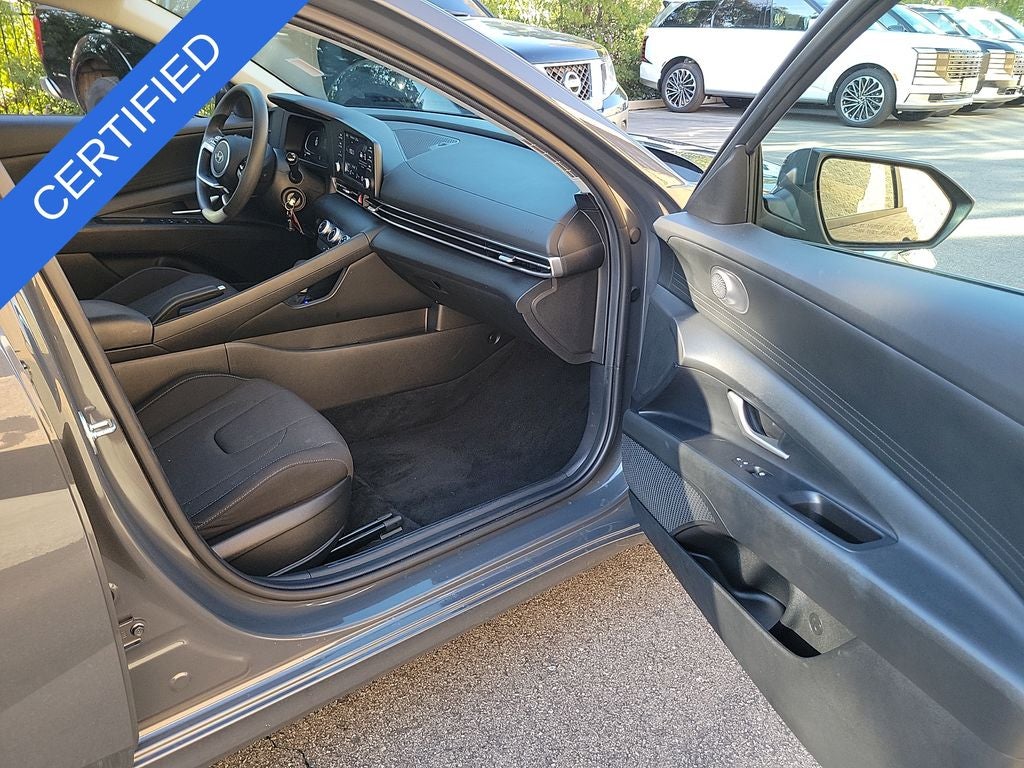 2024 Hyundai ELANTRA SE